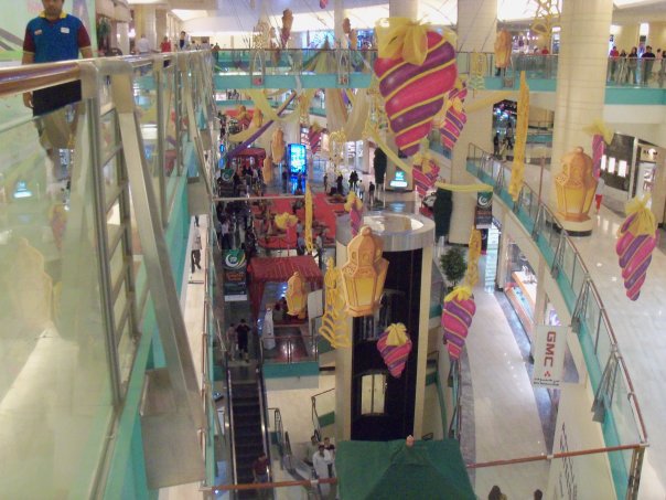 Vista dall'alto di diversi festoni appesi dentro la galleria del Mall